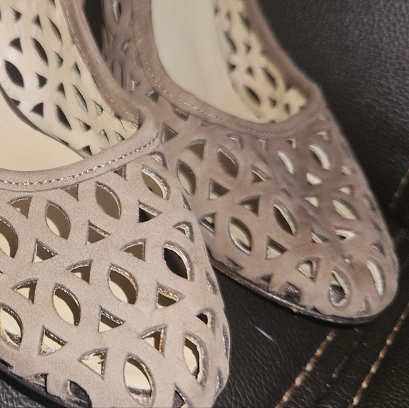 Marchez Vous by Yardley Taupe Italian Made Suede Cutout Stiletto Pumps Sz 6.5 - Picture 11 of 15
